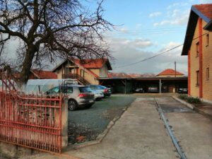 Parking Aerodrom Tuzla 1 min